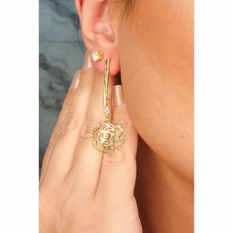 Brinco Médio De Fio Trabalhado e Flor Vazada Banhado em Ouro 18k