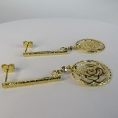 Brinco Médio De Fio Trabalhado e Flor Vazada Banhado em Ouro 18k - Dourado
