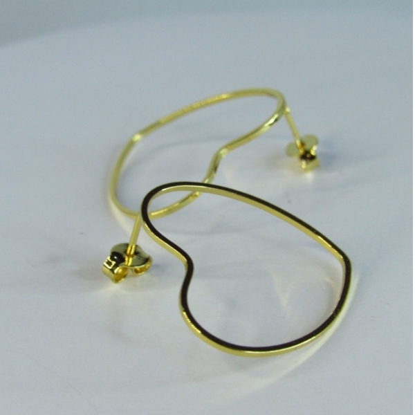 Brinco Médio com Coração Vazado Horizontal Banhado em Ouro 18k - Dourado