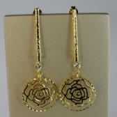 Brinco Médio De Fio Trabalhado e Flor Vazada Banhado em Ouro 18k - Dourado